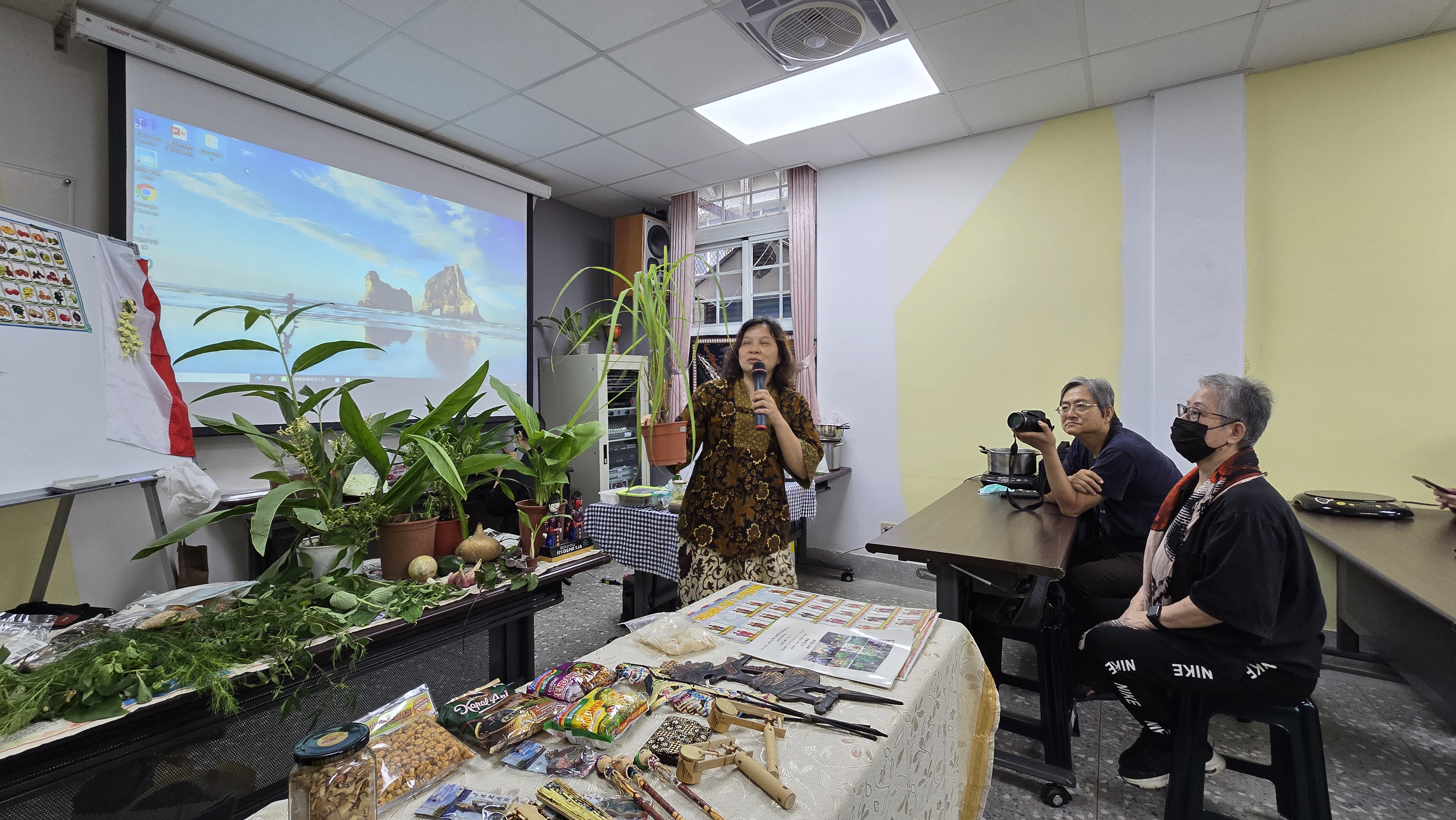老師認真講解讓民眾透過生活中的實際例子探索這些香料植物及其飲食文化