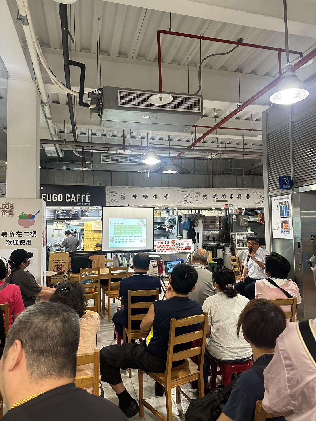 辦理教育訓練，鼓勵公有市場攤商標示原始產地