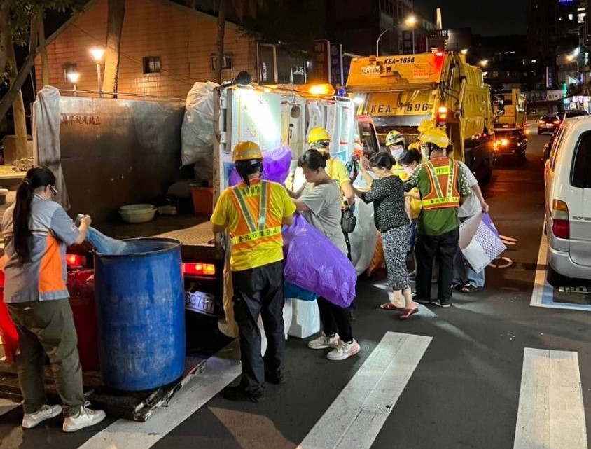 本市清潔隊進行廚餘回收清運作業