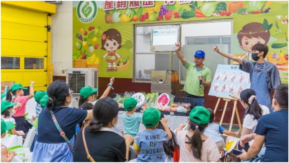 蔬果拍賣員親自引導示範,讓學員實際參與,學習喊賣技巧