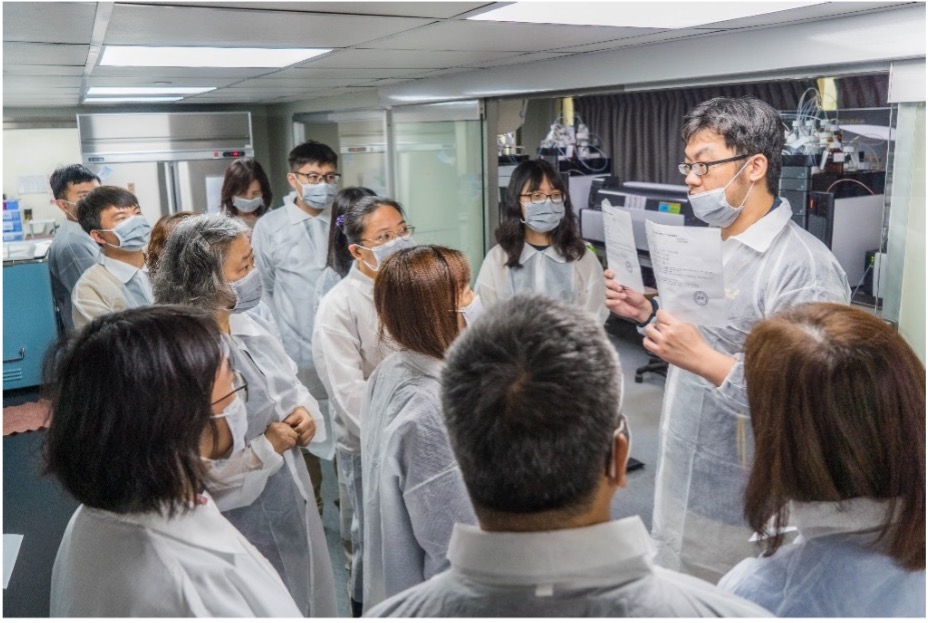 介紹產地到市場的產銷流程,拍賣制度、質譜快檢檢驗的把關機制,讓到訪者了解每道蔬果食材歷經嚴格把關環節