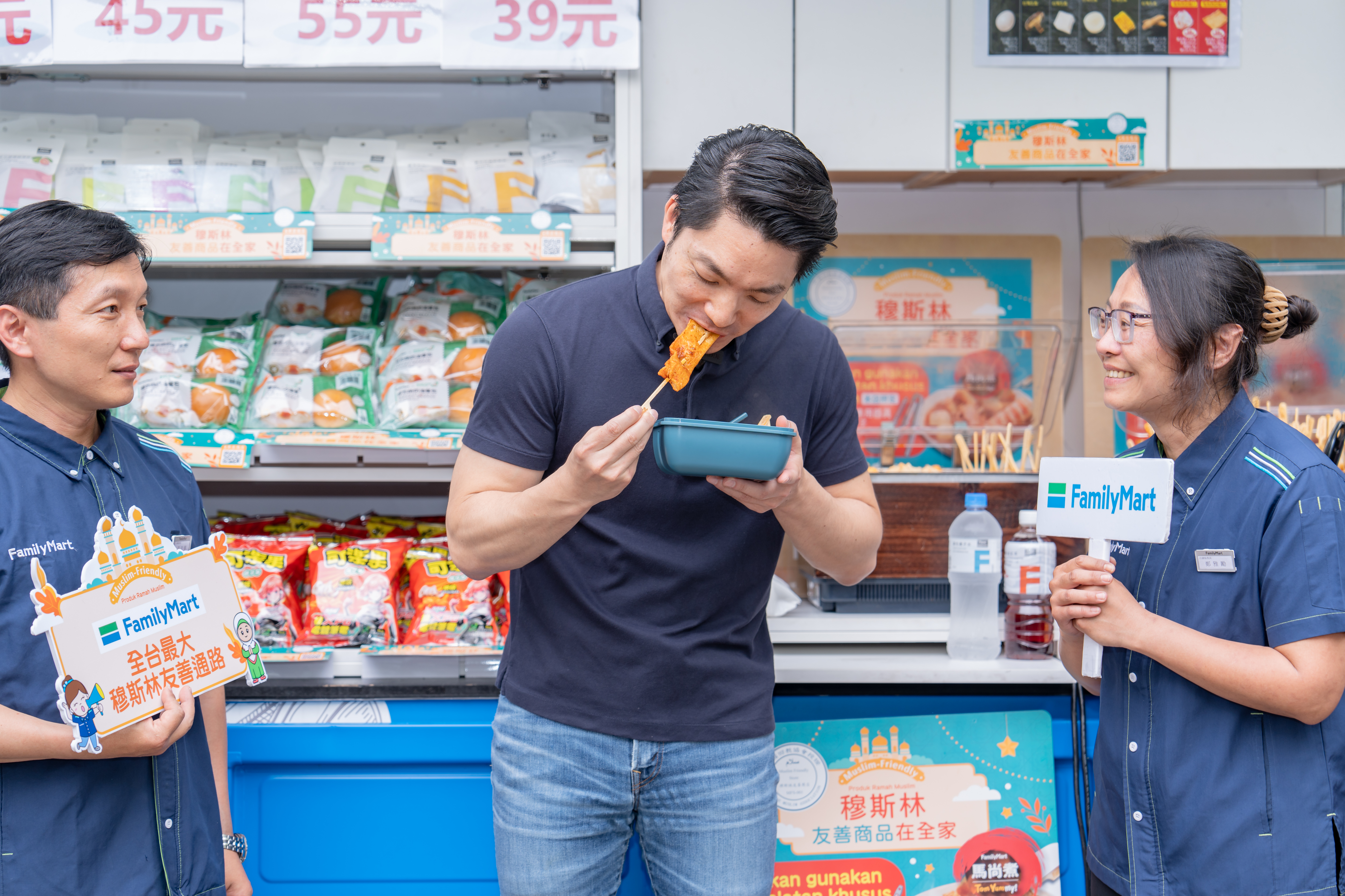 全家「FamiMobi智慧零售車」於活動現場販售穆斯林友善商品與「馬尚煮」熱食,吸引許多穆斯林朋友及民眾購買品嚐