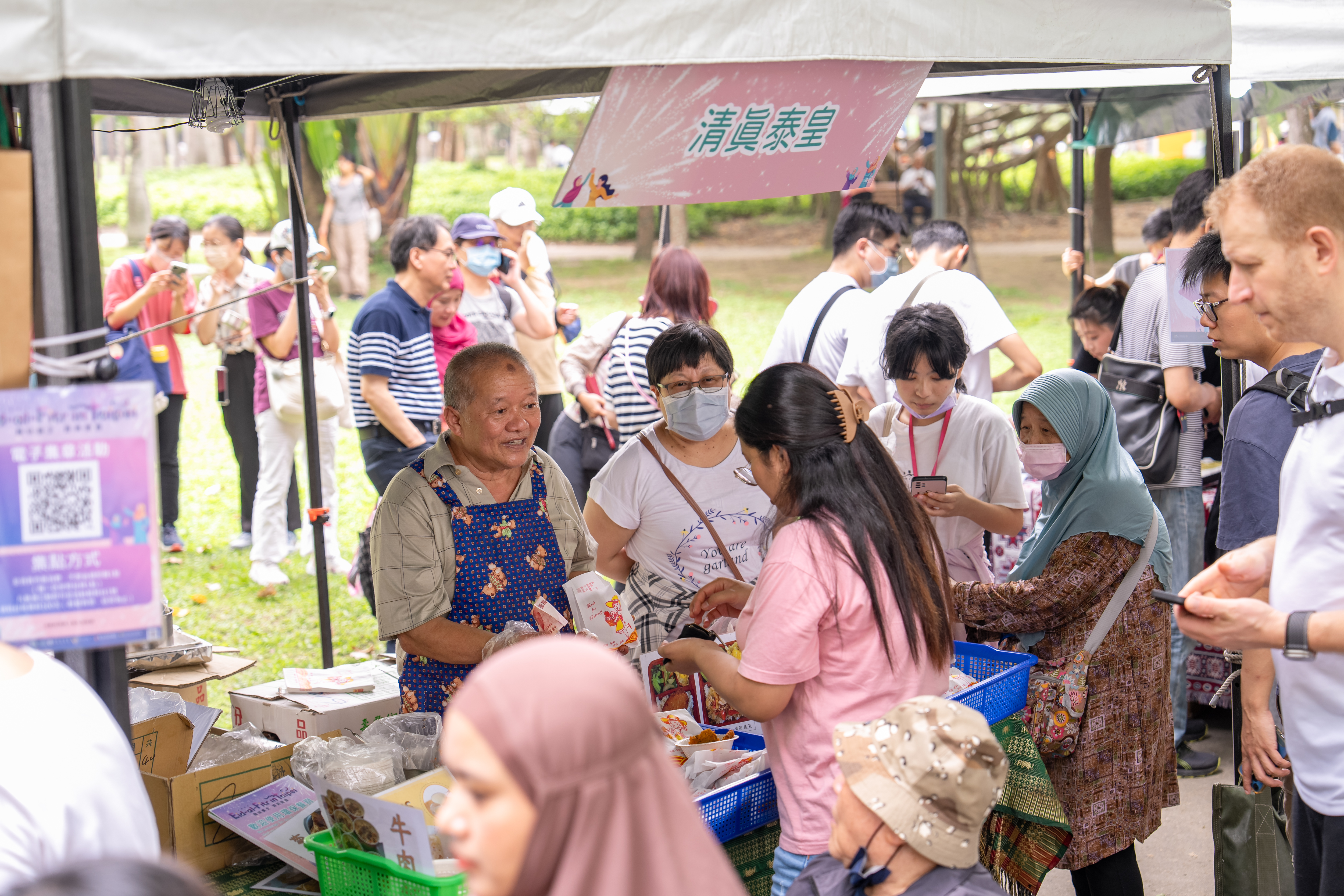 2024臺北開齋節歡慶活動超過30個清真美食、穆斯林文化商品及旅館攤位，讓民眾不用出國，也能感受異國氛圍 