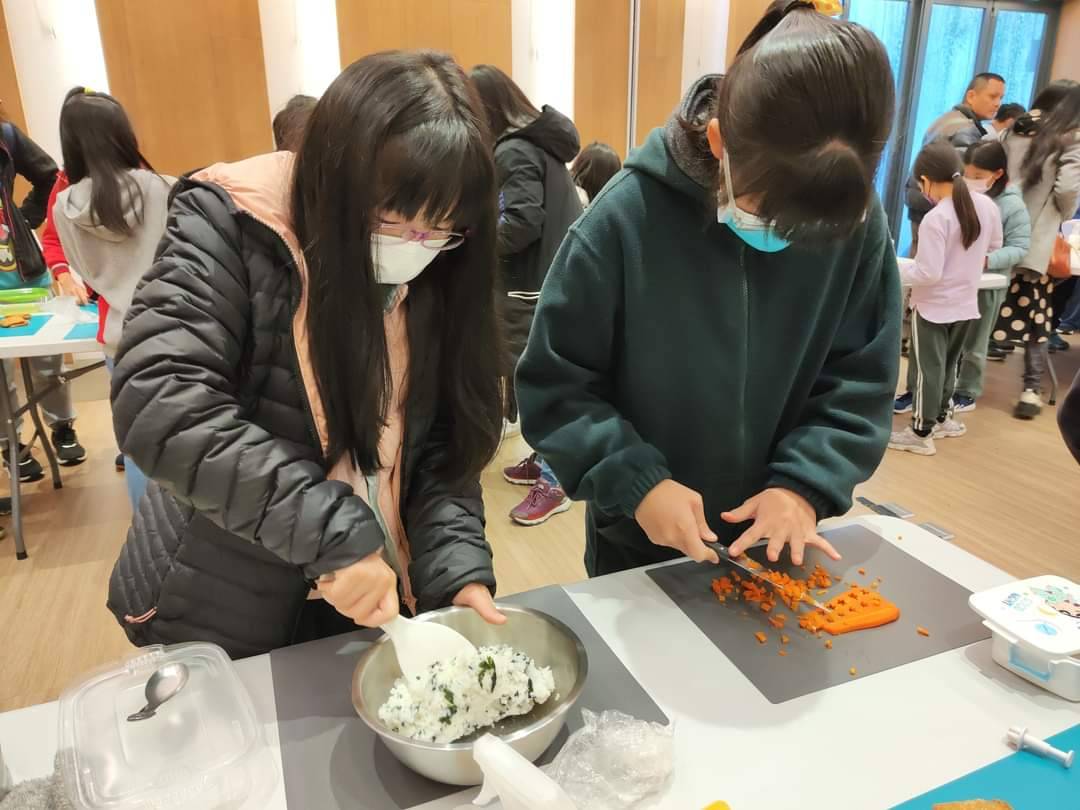 孫運璿科技人文紀念館-雙語食農營：藉由中、英雙語的溝通去觀察、學習與體驗，食農與生活密不可分的關係；從而培養學員依時節令、健康飲食的知識，讓環境生態與人類生活得以永續、共生