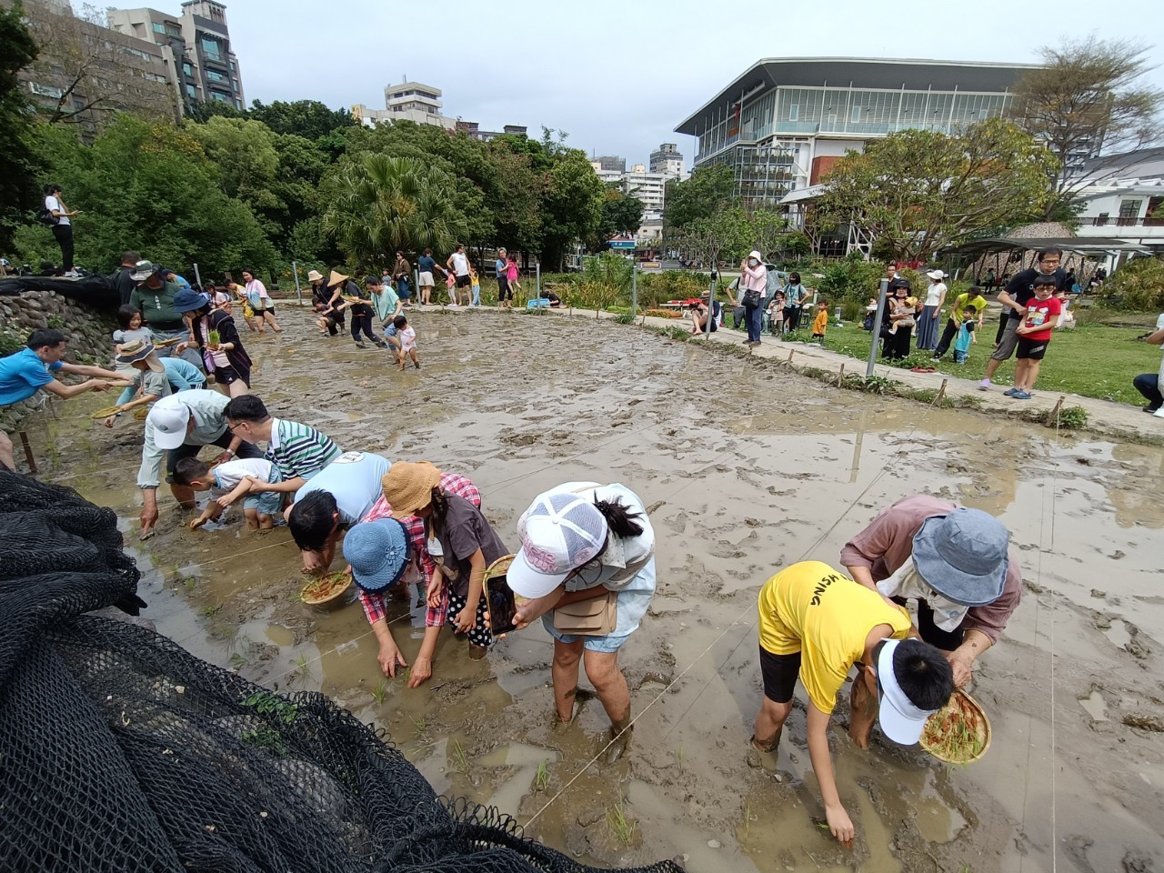 認養社群成員於農場內進行新闢園圃開墾
